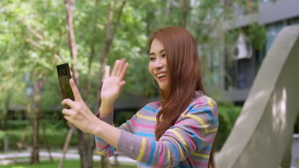 美丽的亚洲女性博主手持智能手机 在社交网络上现场直播 通过视频通话 自娱自乐 影响力和交流理念 — 图库视频影像