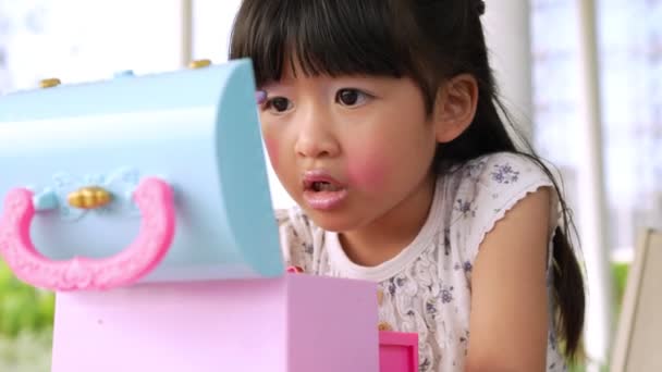 Schattig Klein Kind Aziatisch Meisje Schildert Haar Mond Met Roze — Stockvideo
