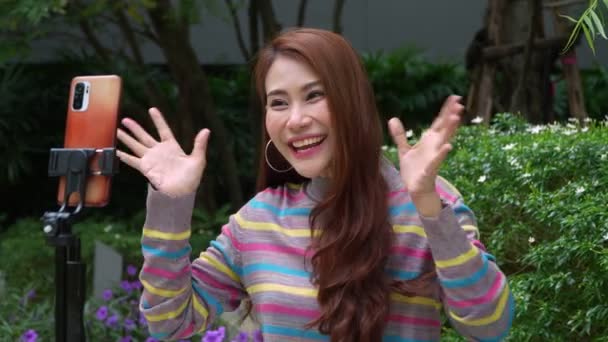Прекрасна Азіатська Жінка Блогер Використовує Смартфон Трансляцій Соціальних Мережах Говорить — стокове відео
