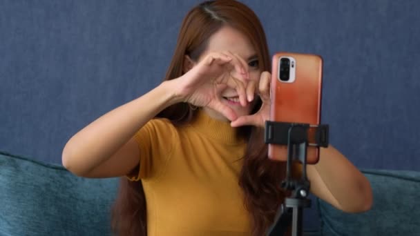 Glückliche Junge Asiatische Bloggerinnen Verwenden Kopfhörer Und Nehmen Videos Auf — Stockvideo