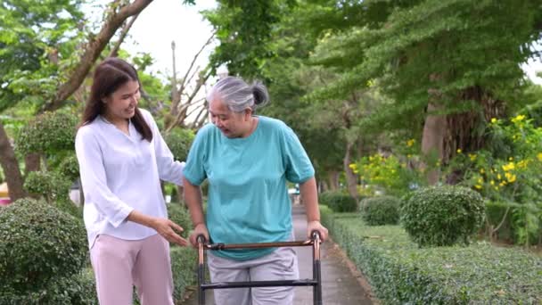 Una Anciana Asiática Anciana Usa Andador Camina Por Jardín Con — Vídeos de Stock