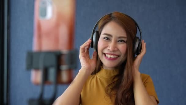 Wanita Asia Muda Yang Bahagia Para Bloger Cantik Menggunakan Headphone — Stok Video
