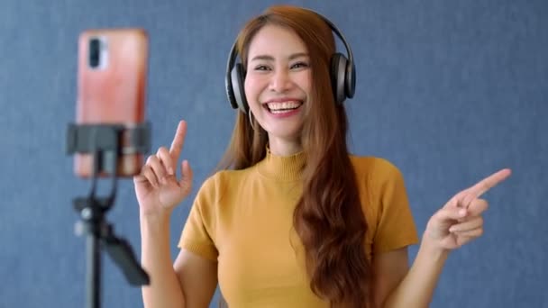 Wanita Asia Muda Yang Bahagia Para Bloger Cantik Menggunakan Headphone — Stok Video