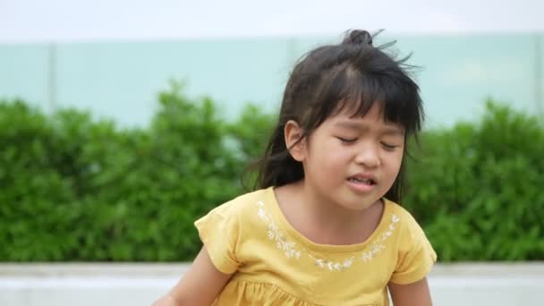 Portret Azjatki Rozgniewanej Smutnej Dziewczynki Białym Odizolowanym Tle Emocja Dziecka — Wideo stockowe
