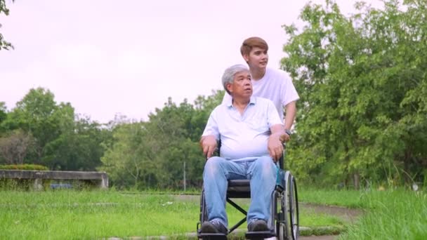 Азиатский Заботливый Ухаживающий Медсестра Держат Пациента Руку Поощряют Пациента Инвалидном — стоковое видео