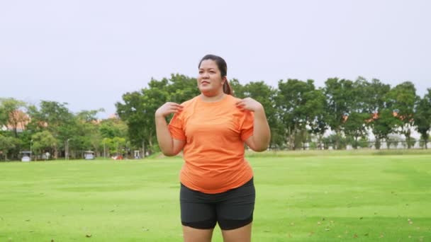 Asiático Tamaño Mujer Entrenamiento Parque Estirar Los Músculos Antes Correr — Vídeo de stock