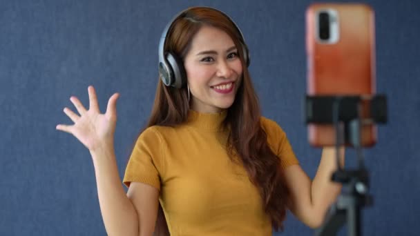 Bonnes Jeunes Femmes Asiatiques Belles Blogueuses Utilisent Des Écouteurs Enregistrement — Video