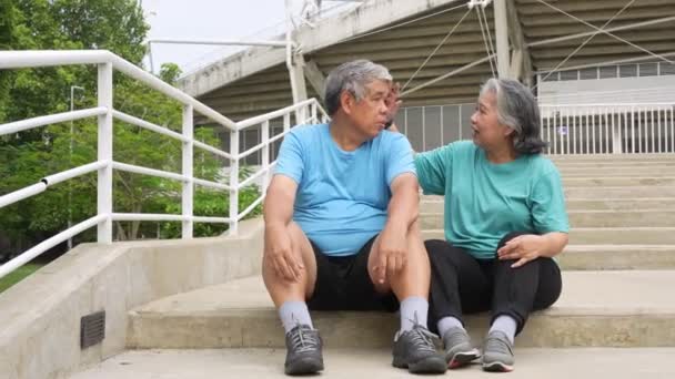 Happy Smile Couples Elderly Asian Sitting Stairs Rest Workout Jogging — Αρχείο Βίντεο