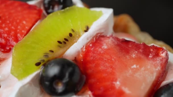 Closeup Bovenaanzicht Van Zoet Fruit Room Topping Wafels Roterende Aardbei — Stockvideo
