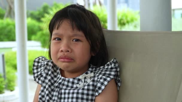 アジアの怒り 悲しいと泣く少女の肖像画 子供の感情のときに タントラと狂牛病 表現の気まぐれな感情をタブレットを使用することを控える後 子供の感情制御の概念 — ストック動画