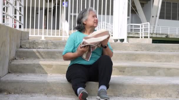 Szczęśliwy Uśmiech Starsza Azjatka Siedzi Schodach Odpoczynku Treningu Jogging Rano — Wideo stockowe