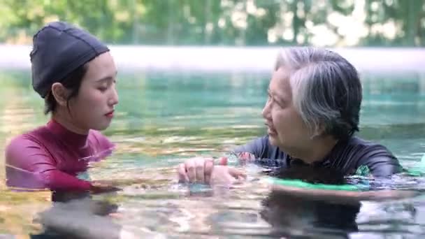 Genç Antrenör Aerobiğinde Yaşlı Kadına Yardım Ediyor Havuzda Çalışıyor Yaşlı — Stok video