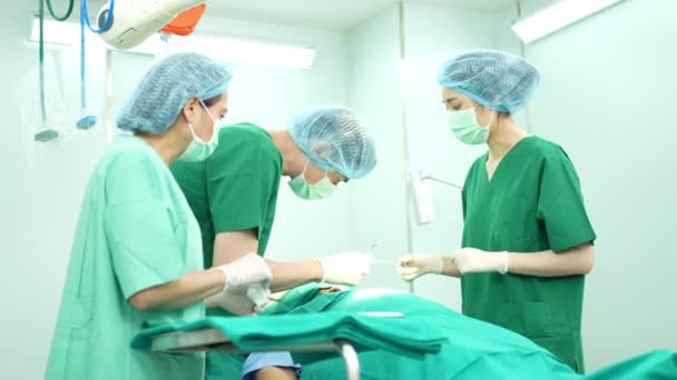 Equipe Cirurgiões Profissionais Que Realizam Cirurgia Sala Cirurgia Cirurgião Assistentes — Vídeo de Stock