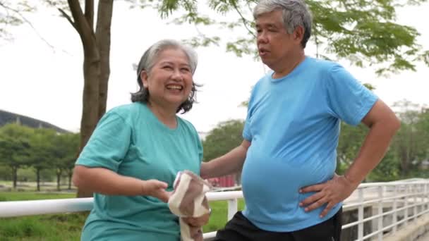 Χαρούμενα Και Χαμογελαστά Ζευγάρια Ηλικιωμένοι Ασιάτες Μετά Την Προπόνηση Τζόκινγκ — Αρχείο Βίντεο