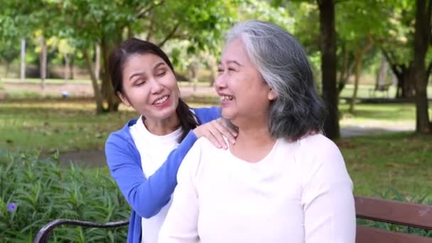 Happy Senior Mother Gray Hair Talk Laugh Daughter Caregiver Park — стоковое видео