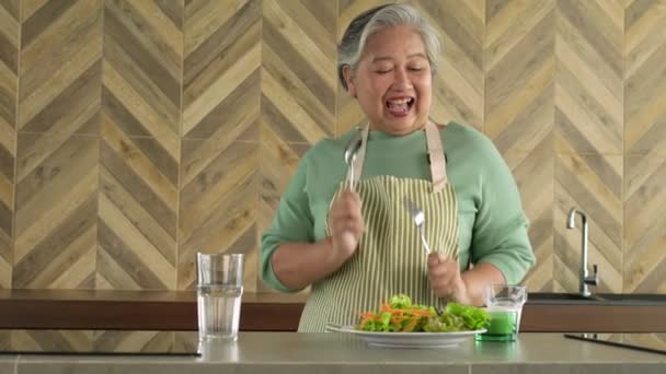 Портрет Щасливої Літньої Азіатської Жінки Яка Їсть Свіжий Чистий Вегетаріанський — стокове відео