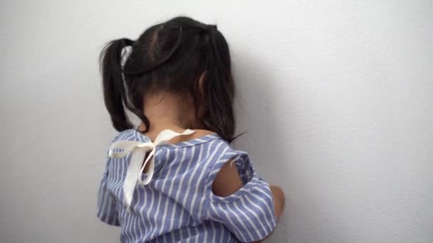 Een Nest Aziatische Meisje Zitten Kamer Conner Huilen Gestraft Door — Stockvideo