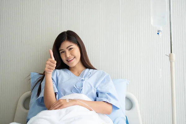 Mutlu Asyalı Kadın Hasta Gülümsüyor Yatağa Uzanıyor Tedaviye Olan Güvenini — Stok fotoğraf