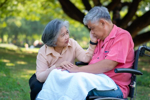 Senior Couple Park Wife Taking Care Husband Wheelchair Patient Paralysis — Fotografia de Stock