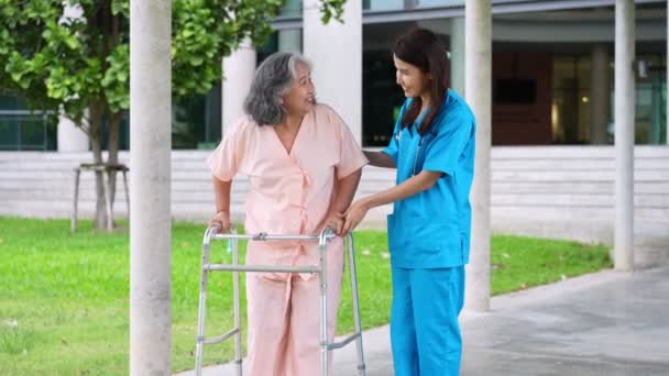Azjatycki Ostrożny Opiekun Lub Pielęgniarka Zajmująca Się Starszym Azjatyckim Pacjentem — Wideo stockowe
