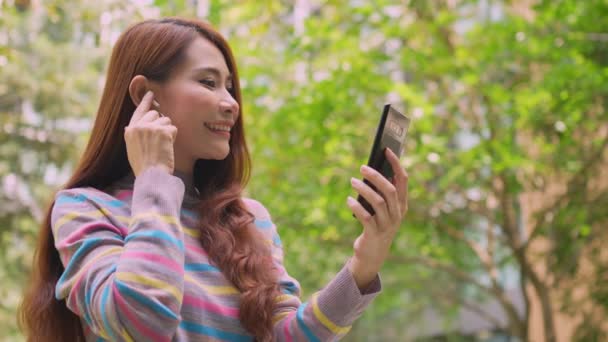 Mooie Aziatische Vrouw Vrouwelijke Blogger Houdt Smartphone Uitzendingen Live Sociale — Stockvideo