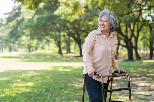 Wanita Asia Tua Yang Bahagia Menggunakan Walker Untuk Merehabilitasi Fisioterapi — Stok Foto