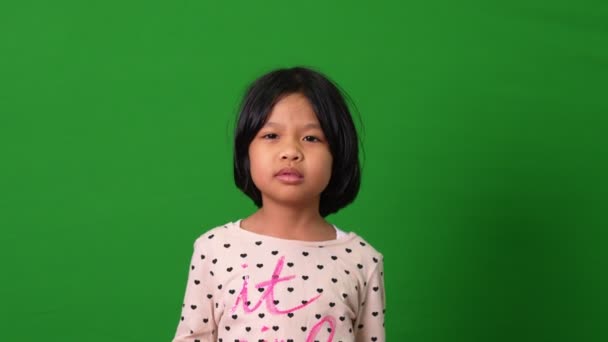 Retrato Menina Asiática Irritada Triste Fundo Tela Verde Emoção Uma — Vídeo de Stock