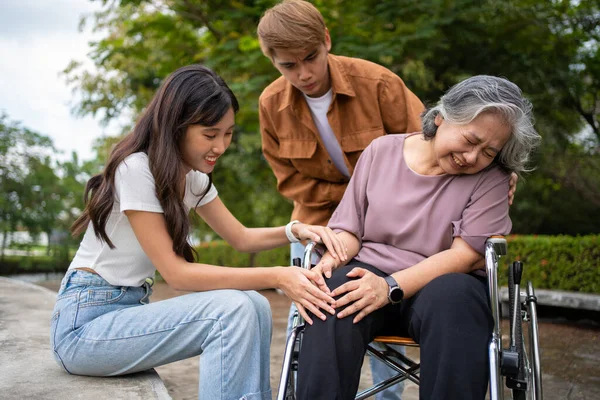 Pengasuh Atau Perawat Berhati Hati Asia Merawat Pasien Adalah Sakit — Stok Foto