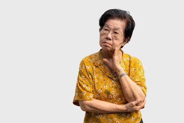 疲惫而烦躁的老年妇女 患有严重的慢性头痛偏头痛 双手抱头 老年痴呆症 记忆力紊乱 混乱和老年痴呆症 — 图库照片