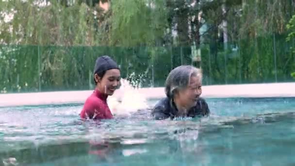 Молодой Тренер Помогает Пожилой Женщине Аква Аэробике Тренируется Бассейне Пожилая — стоковое видео