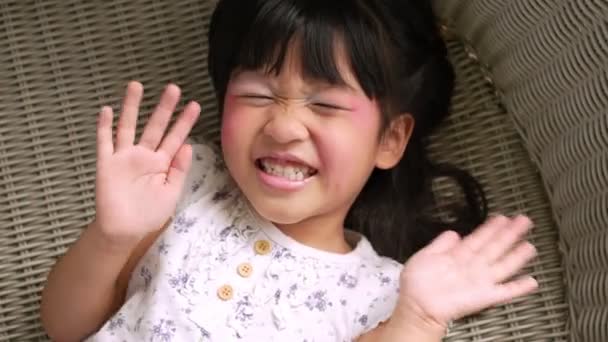 Портрет Смешная Маленькая Азиатская Девочка Большой Улыбающийся Ребенок Глядя Камеру — стоковое видео