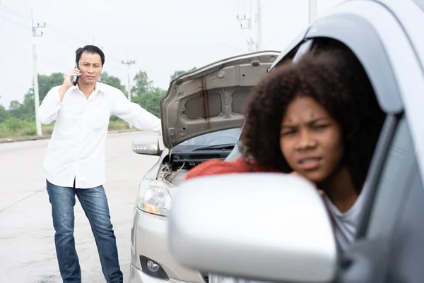 Asian Women Drivers Sit Car Waiting Insurance Check Damage Car — ストック写真
