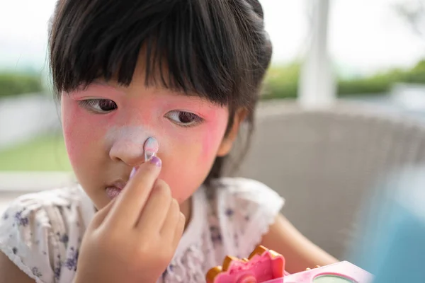 Приваблива Маленька Азіатська Дівчинка Малює Рот Рожевими Головами Дітей Дивиться — стокове фото
