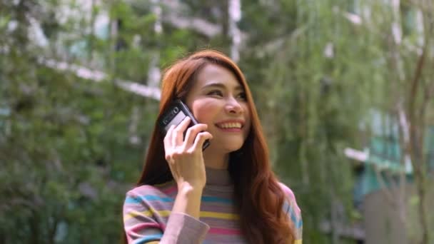 Een Glimlachende Vrouwelijke Toerist Die Smartphone Het Park Het Hotel — Stockvideo