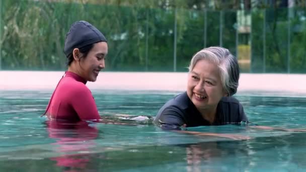 Young Trainer Helping Senior Woman Aqua Aerobics Working Out Pool — Stock Video