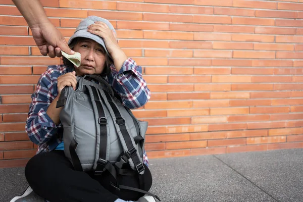 Pobre Cansada Estresada Deprimida Anciana Asiática Sin Hogar Sentada Calle —  Fotos de Stock