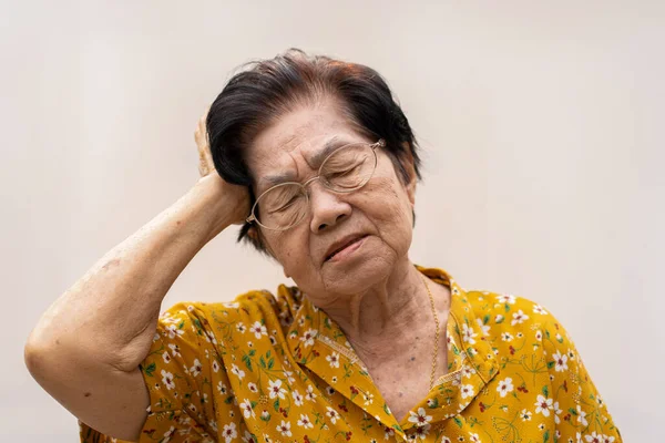 Una Mujer Mayor Que Tiene Dolor Cabeza Severo Sufre Accidente — Foto de Stock