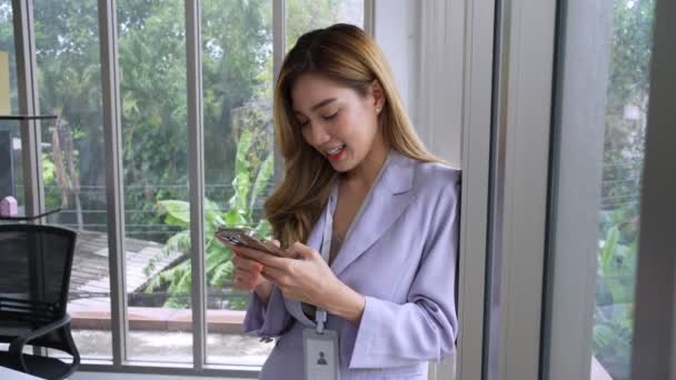 Portret Inteligentnego Zaufania Azjatycka Początkująca Przedsiębiorczyni Korzysta Technologii Telefonicznej Internetowej — Wideo stockowe
