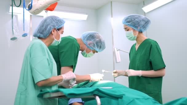 在手术室进行外科手术的亚洲专业外科医生小组 外科医生 助理和护士对病人进行外科手术 保健癌症和疾病治疗概念 — 图库视频影像
