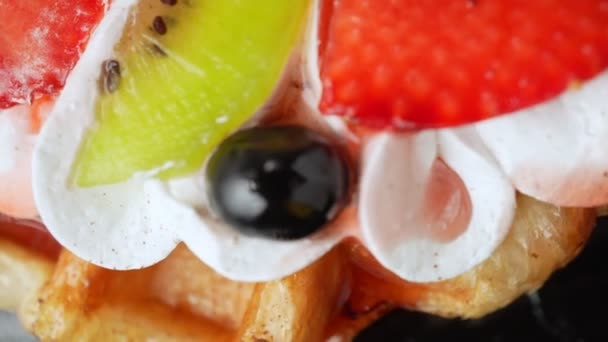 Widok Bliska Słodkich Owoców Śmietany Polewa Gofry Truskawki Obrotowe Kiwi — Wideo stockowe
