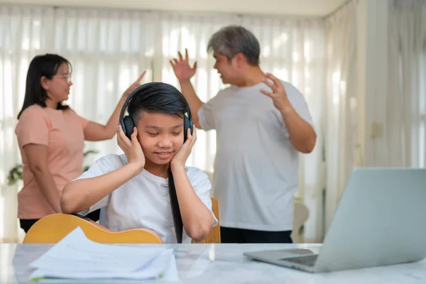 Niño Asiático Con Audífonos Música Alta Para Escuchar Peleas Mientras —  Fotos de Stock