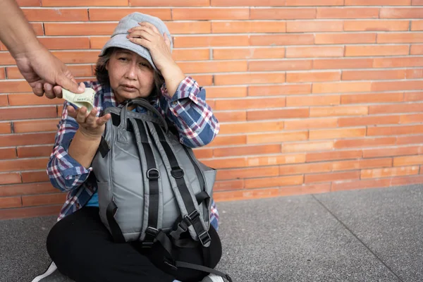 Pobre Cansada Estresada Deprimida Anciana Asiática Sin Hogar Sentada Calle —  Fotos de Stock