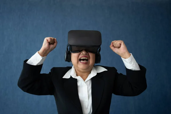 Senior Business Mujer Con Gafas Virtuales Inteligentes Para Videoconferencias Gafas —  Fotos de Stock