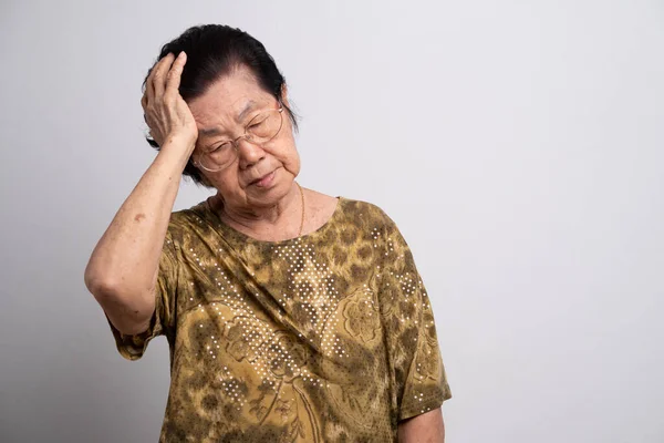 여자는 뇌졸중 손으로 머리를 노인성 노인성 치매를 — 스톡 사진
