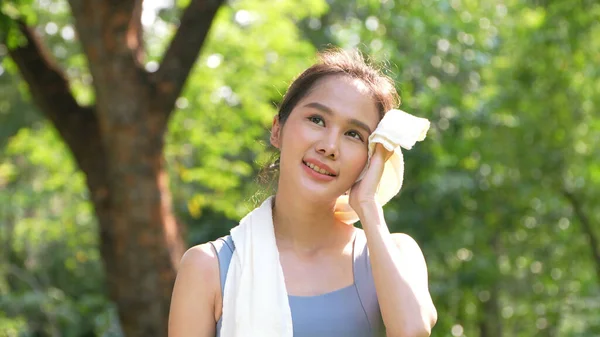 Ritratto Giovane Donna Asiatica Attraente Sorridente Utilizzare Asciugamano Bianco Riposo — Foto Stock