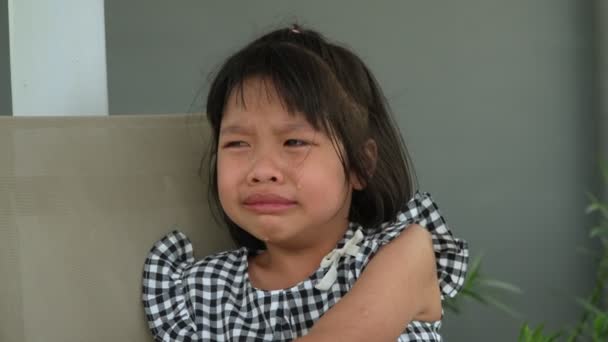 Portret Azjatki Rozgniewanej Smutnej Płaczącej Dziewczynki Emocja Dziecka Gdy Napady — Wideo stockowe