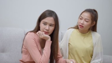 İki kadın evde sorunlar hakkında konuşuyor. Asyalı kadınlar üzgün en iyi arkadaşlarının moralini bozmamak için kucaklaşırlar. Birbirini destekleyen bayan arkadaşlar. Sorunlar, arkadaşlık ve bakım kavramı