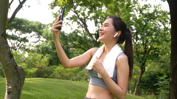 Mujer Asiática Atractiva Uso Teléfono Inteligente Para Videoconferencia Con Amigo —  Fotos de Stock