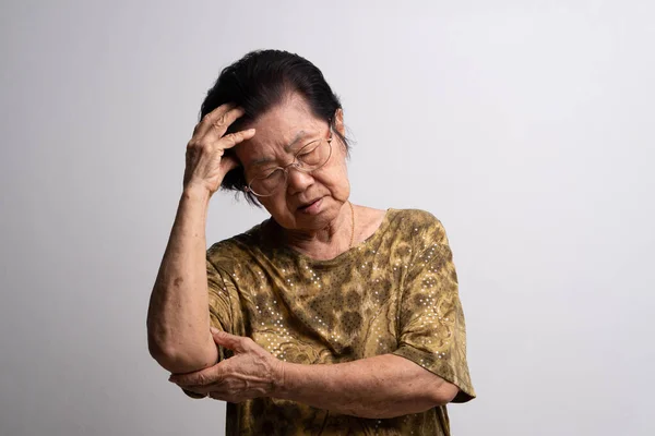 Μια Ηλικιωμένη Γυναίκα Που Έχει Σοβαρό Πονοκέφαλο Πάσχει Από Εγκεφαλικό Εικόνα Αρχείου