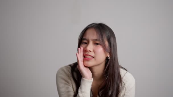 Glückliche Junge Asiatische Frau Öffnet Den Mund Und Hebt Die — Stockvideo